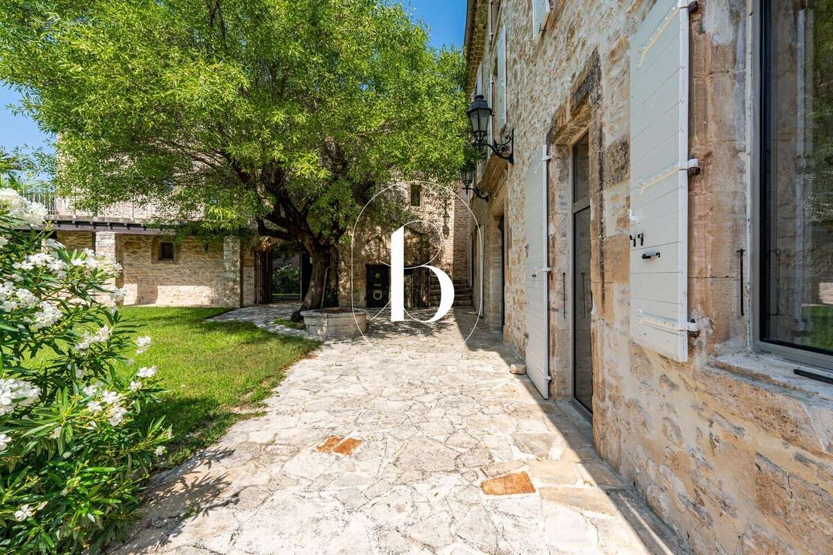 Maison 950 m² à Goudargues  - photo 12
