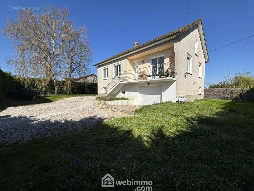 Maison des années 70, rénovée, 107 m2 habitables. - Maison à THURE