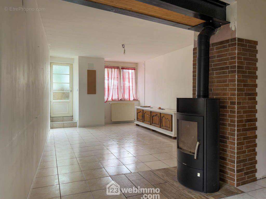 une pièce de vie de 21 m² avec poêle à bois, - Maison à POUZAUGES