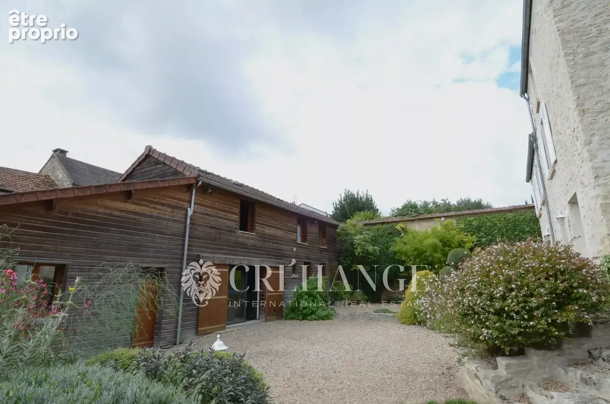 Maison de 200m² - 6 pièces - Dépendances - photo 19