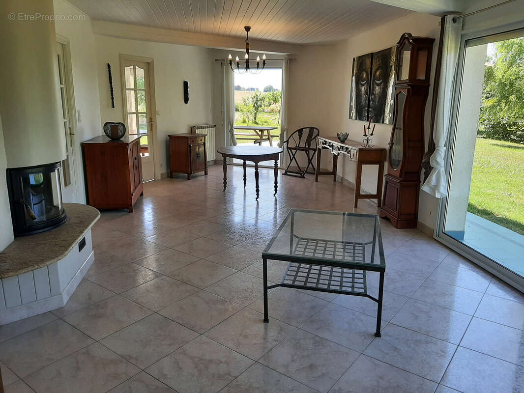 Maison à SAINT-PIERRE-DE-LAGES