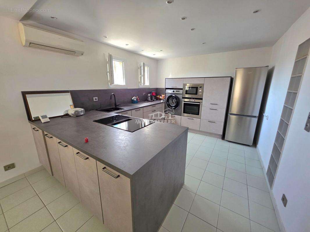 COUP DE COEUR  Maison familiale avec grand terrain et potentiel à Martigues - photo 4