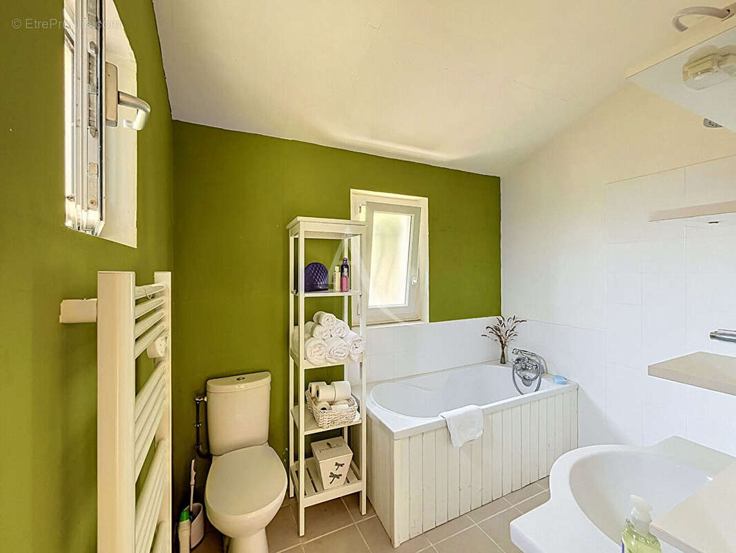 Maison familiale de 4 chambres avec piscine, jolie vue dégagée et 5 766m² de terrain. - photo 12