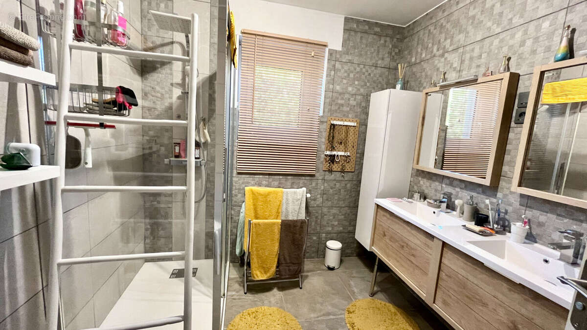 Maison à ENTRAIGUES-SUR-LA-SORGUE