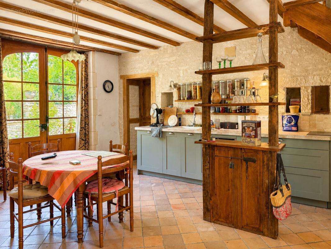 Propriété de caractère de 350 m2 avec gîtes -Tusson - 470 00 - photo 4