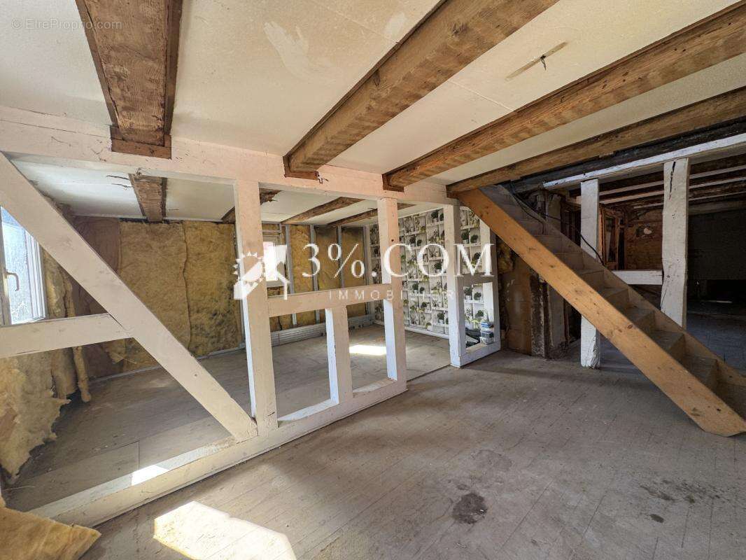 3%COM Triplex à rénover totalement au centre de Hochfelden - photo 2