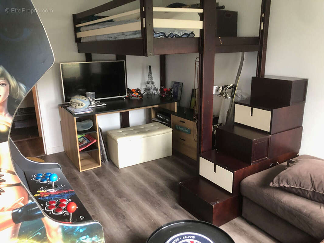 Appartement à COURBEVOIE