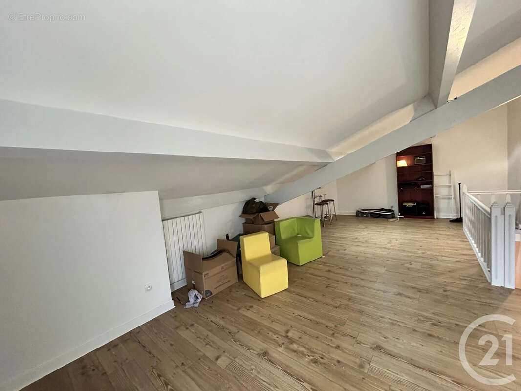 Maison à SAINT-MEDARD-DE-GUIZIERES