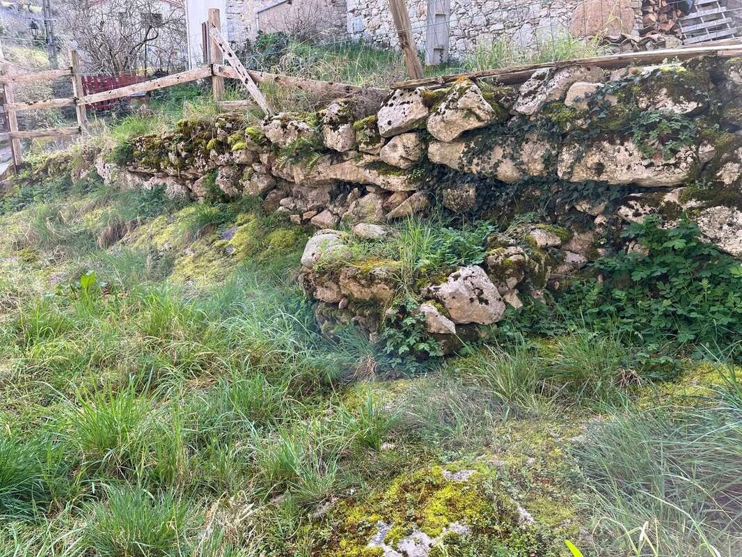 Jolie maison en pierres avec dépendances - photo 12