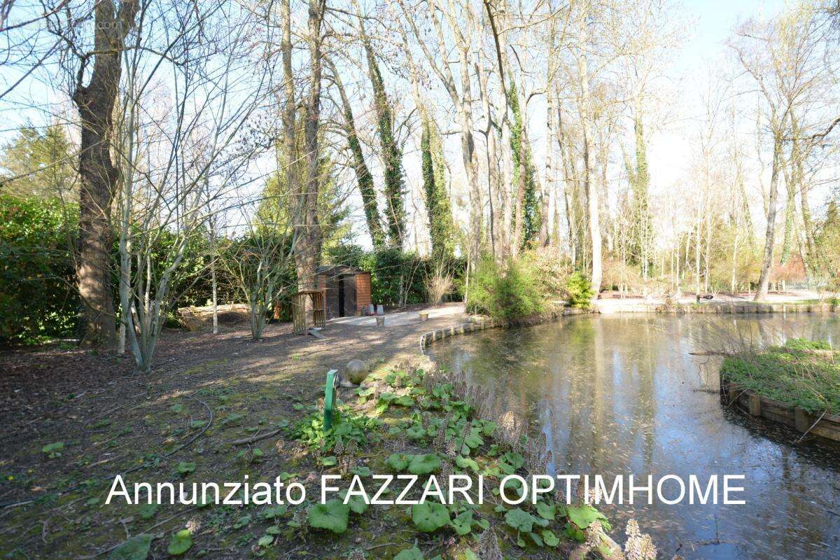 Au cœur d’un domaine clos de 1,5 hectare, ce moulin rénové offre un cadre unique entre étang, rivière et nature préservée - photo 13