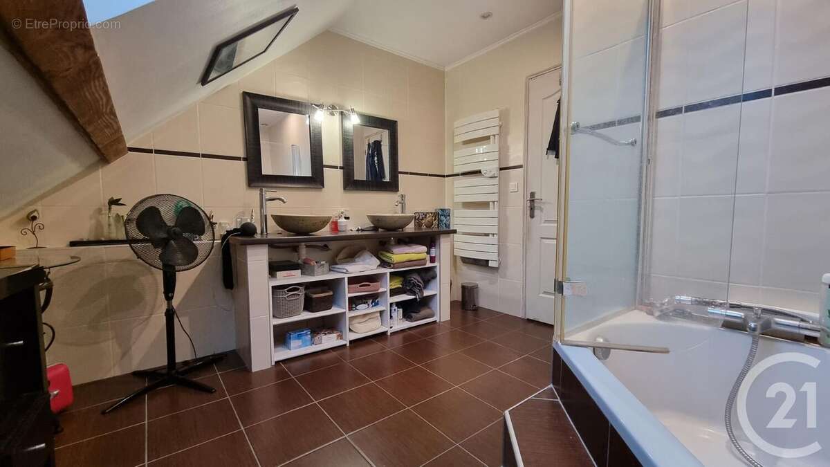 Maison à NEUILLY-LE-REAL