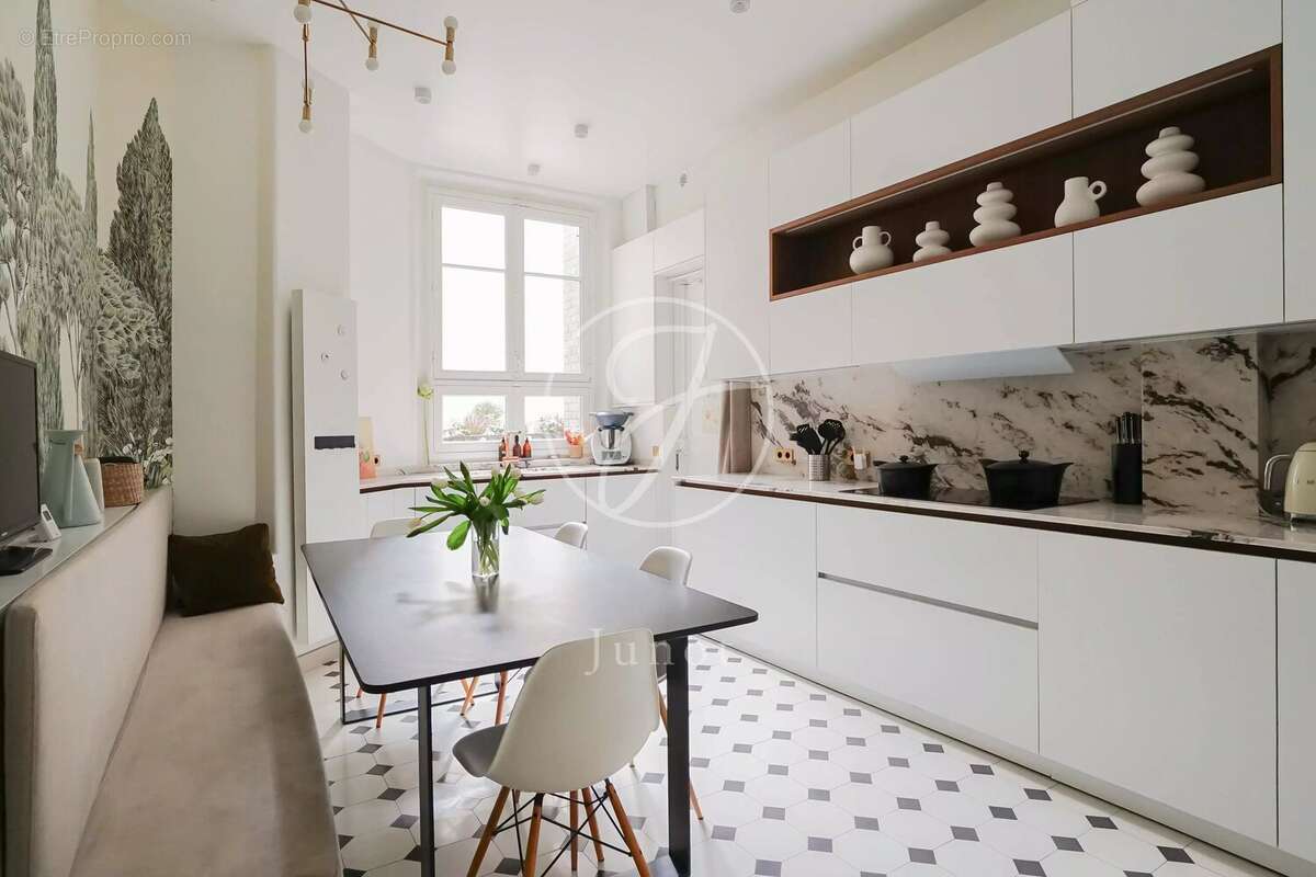 Commerce à PARIS-6E