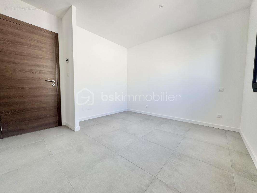 Villa contemporaine T4 de plain-pied 120m2 ,garage et piscine - photo 7