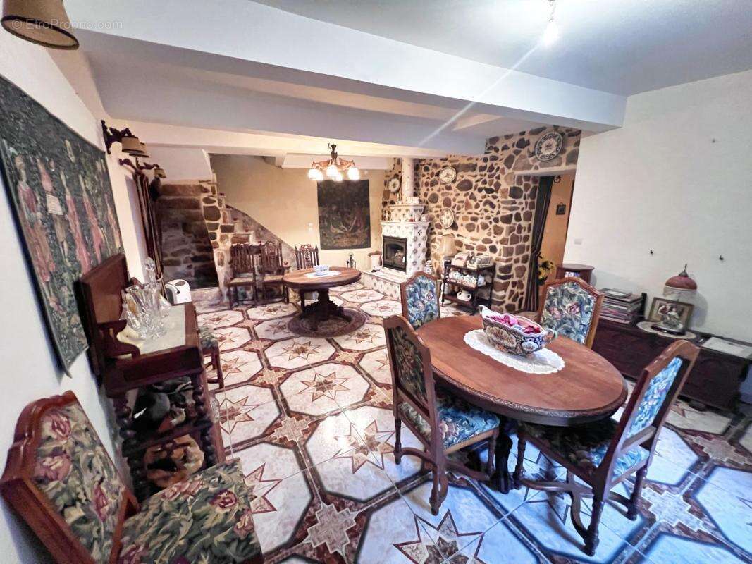 Maison à MONTOULIERS