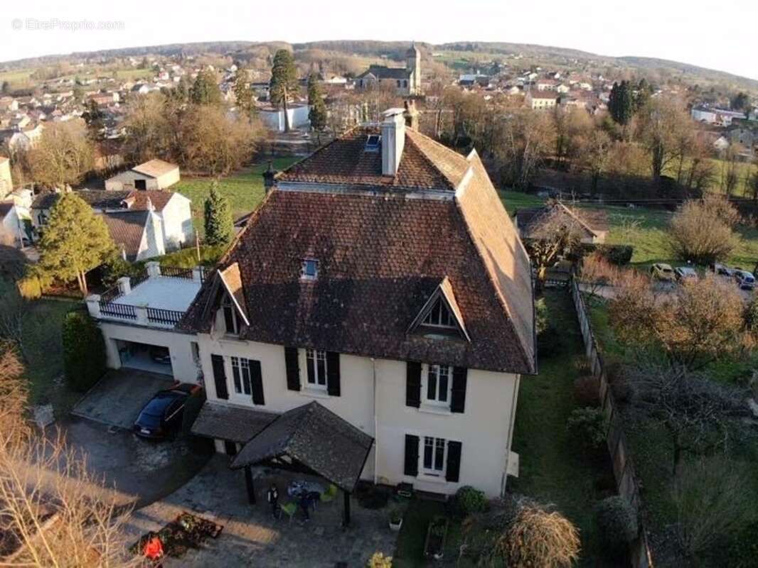 Maison de caractère de 275m2 et ses 1607 m2 de terrain clos - photo 2