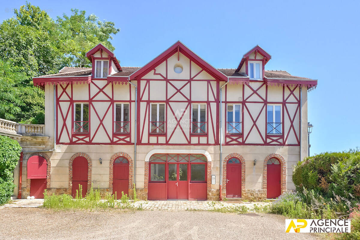 Maison à LE MESNIL-LE-ROI