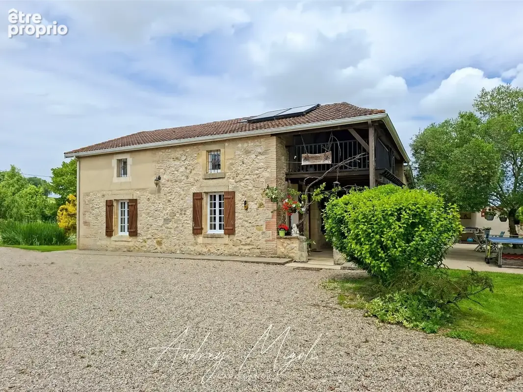 Propriété en pierre avec maison, gîte, 245m², 7 chambres, piscine, 300m² de dépendances, parc de 2,5 hectares - photo 2