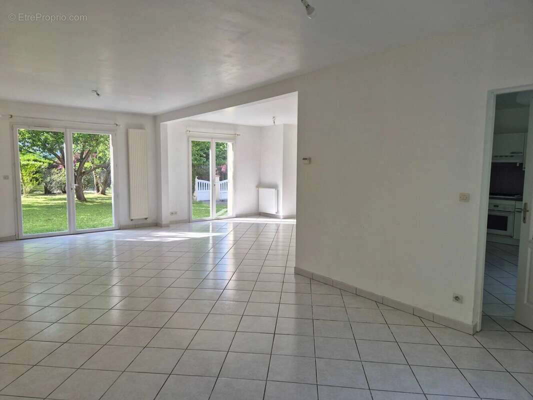 Maison à LE MESNIL-SAINT-DENIS