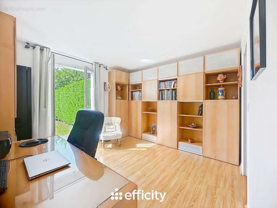 Maison à MANDRES-LES-ROSES