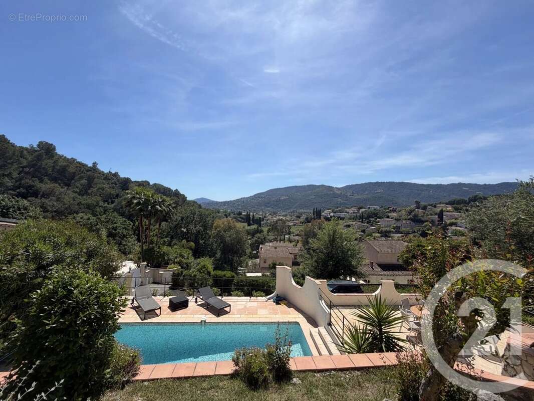 Maison à LA ROQUETTE-SUR-SIAGNE