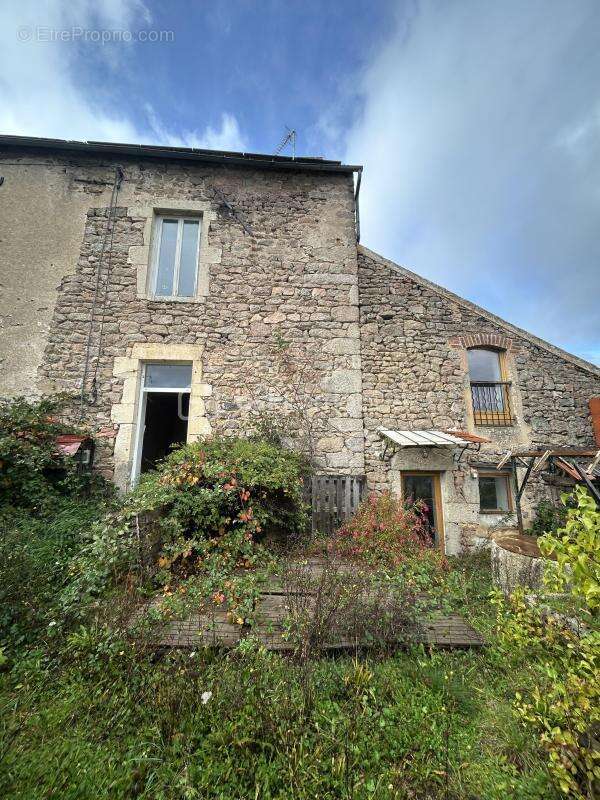 Maison à LA ROCHE-EN-BRENIL