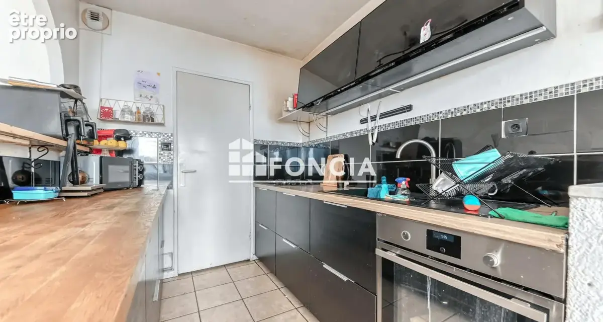 Villeurbanne – Laurent Bonnevay : T5 traversant de 94 m² à 3 minutes à pied du métro A - photo 8