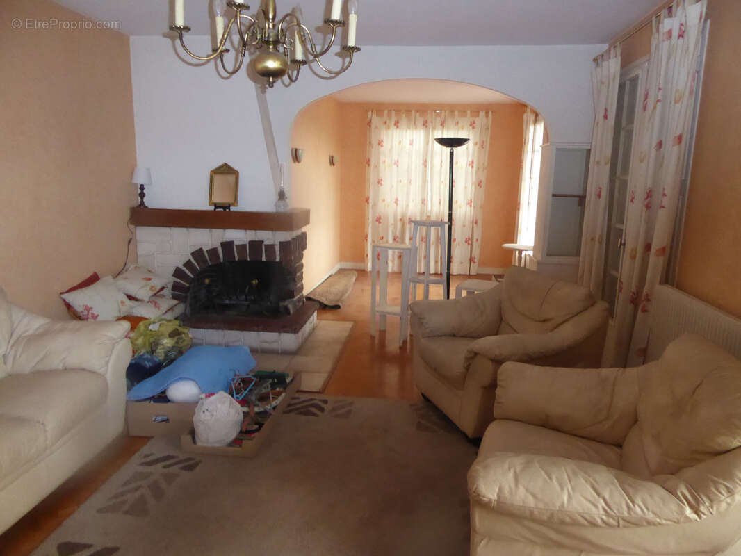 Maison à MONTMOREAU-SAINT-CYBARD