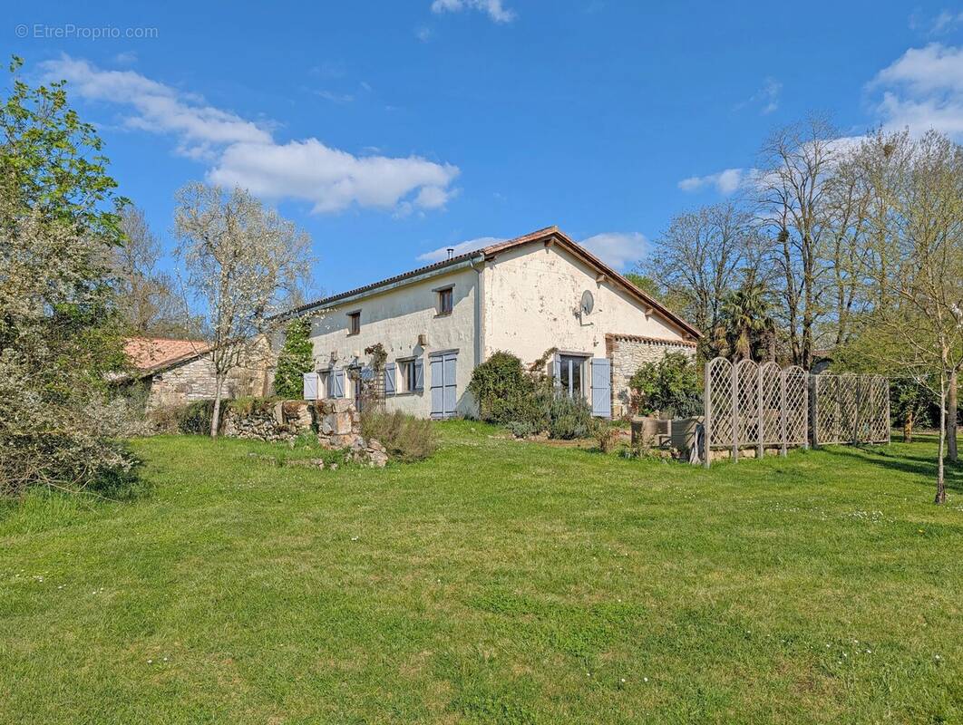 Maison à MONBAHUS