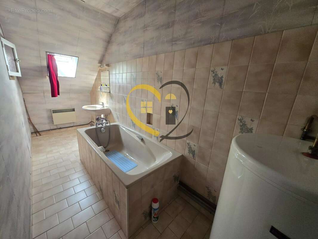 Maison à LA CHAPELLE-D'ANGILLON