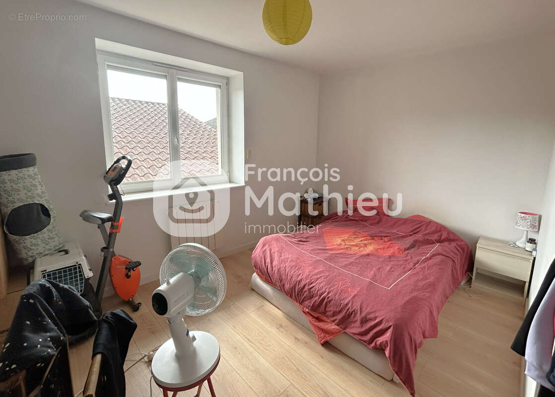 Châtillon-sur-Chalaronne - Immeuble de rapport d'environ 255m2 entièrement loué. - photo 8