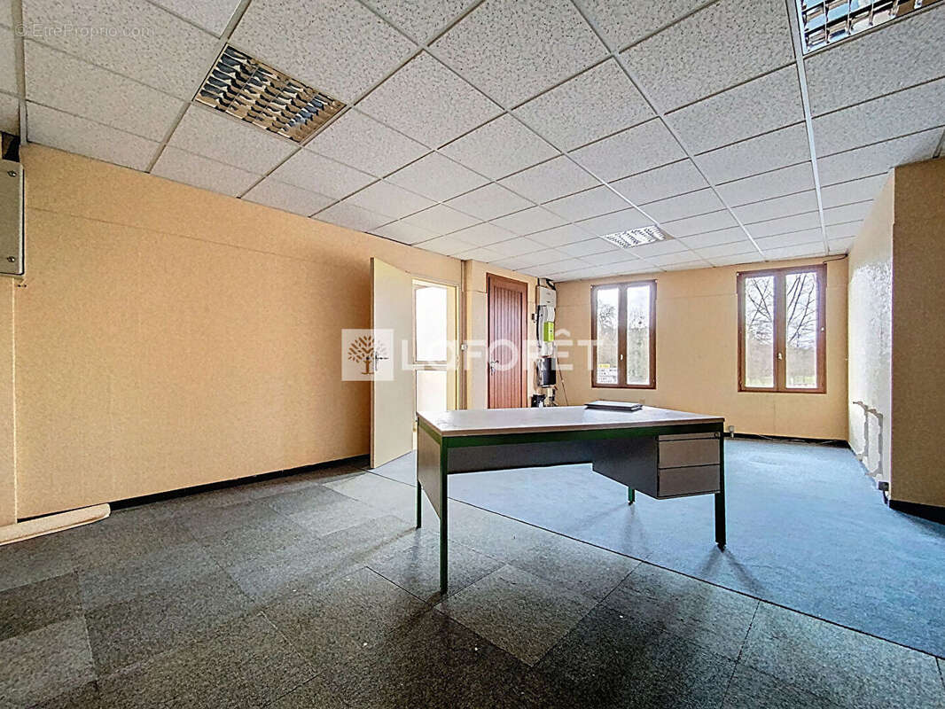 Commerce à MONTFAUCON-MONTIGNE