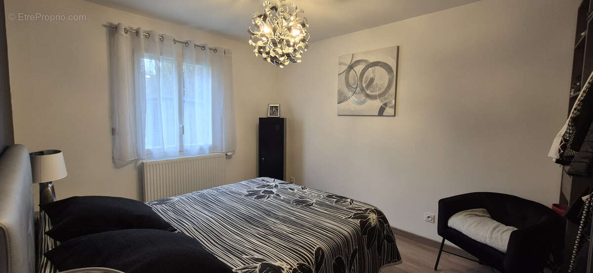 Maison à LA CHAPELLE-DE-LA-TOUR