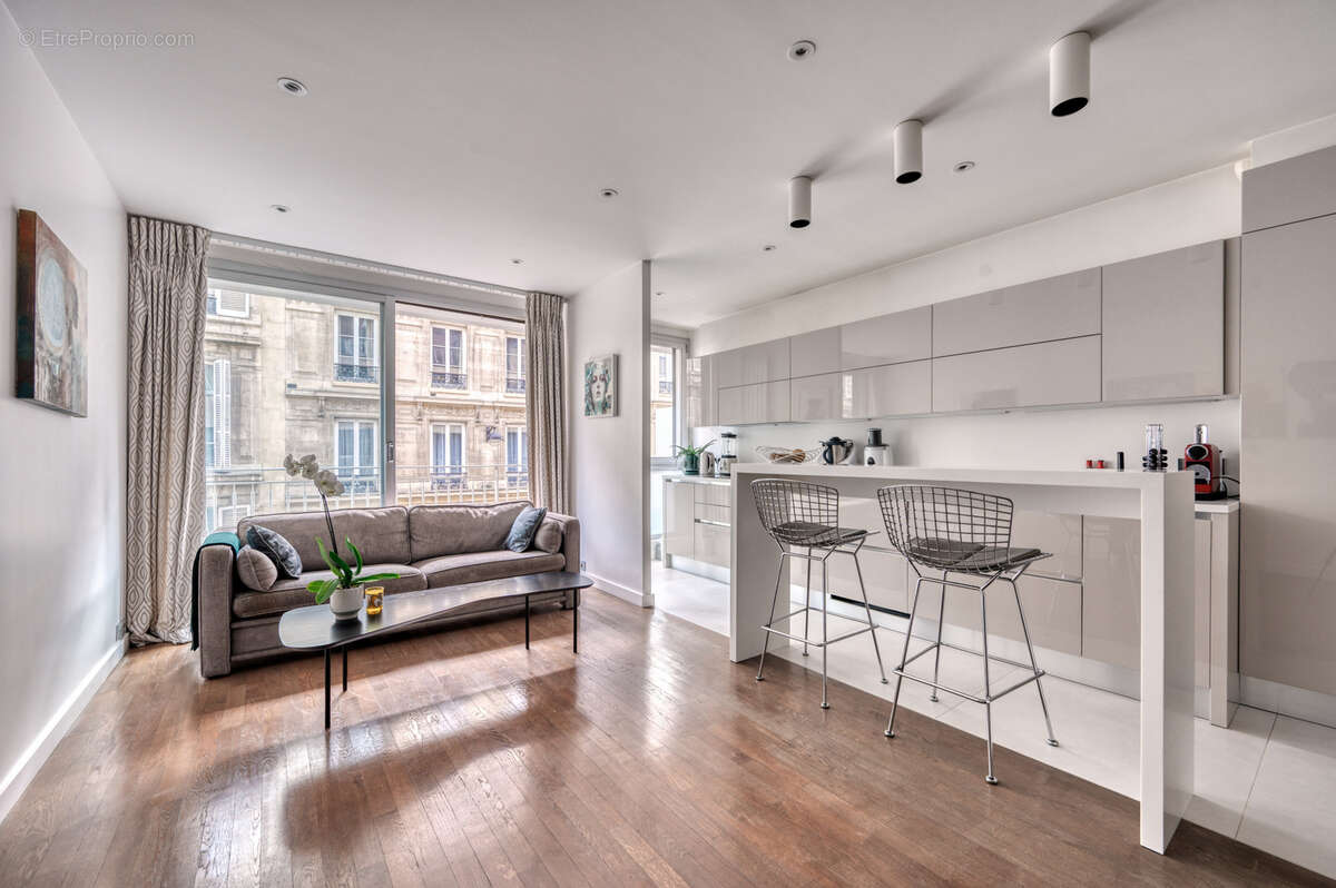 Appartement à PARIS-16E