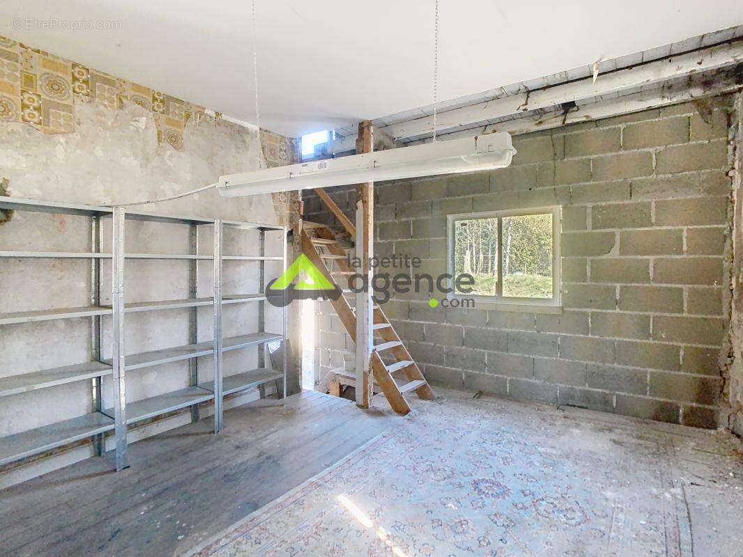 Maison à SAINT-MEDARD-LA-ROCHETTE