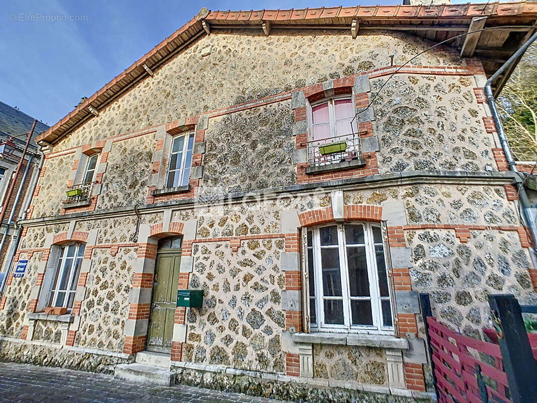 Appartement à VIENNE-LE-CHATEAU