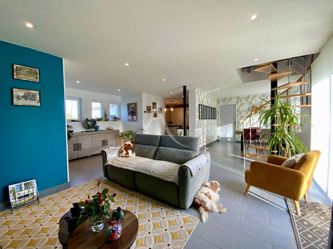 Maison à SAINT-GENIS-DE-SAINTONGE