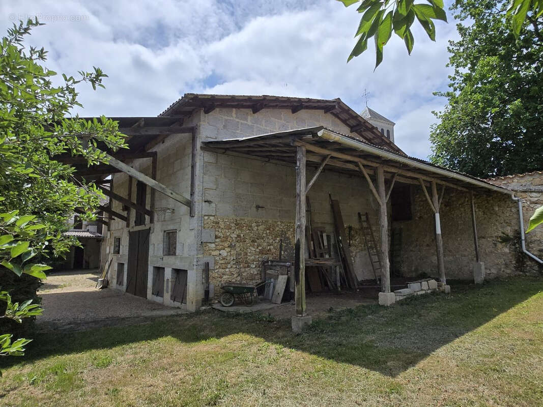 Maison de caractère avec dépendances et terrain - photo 17