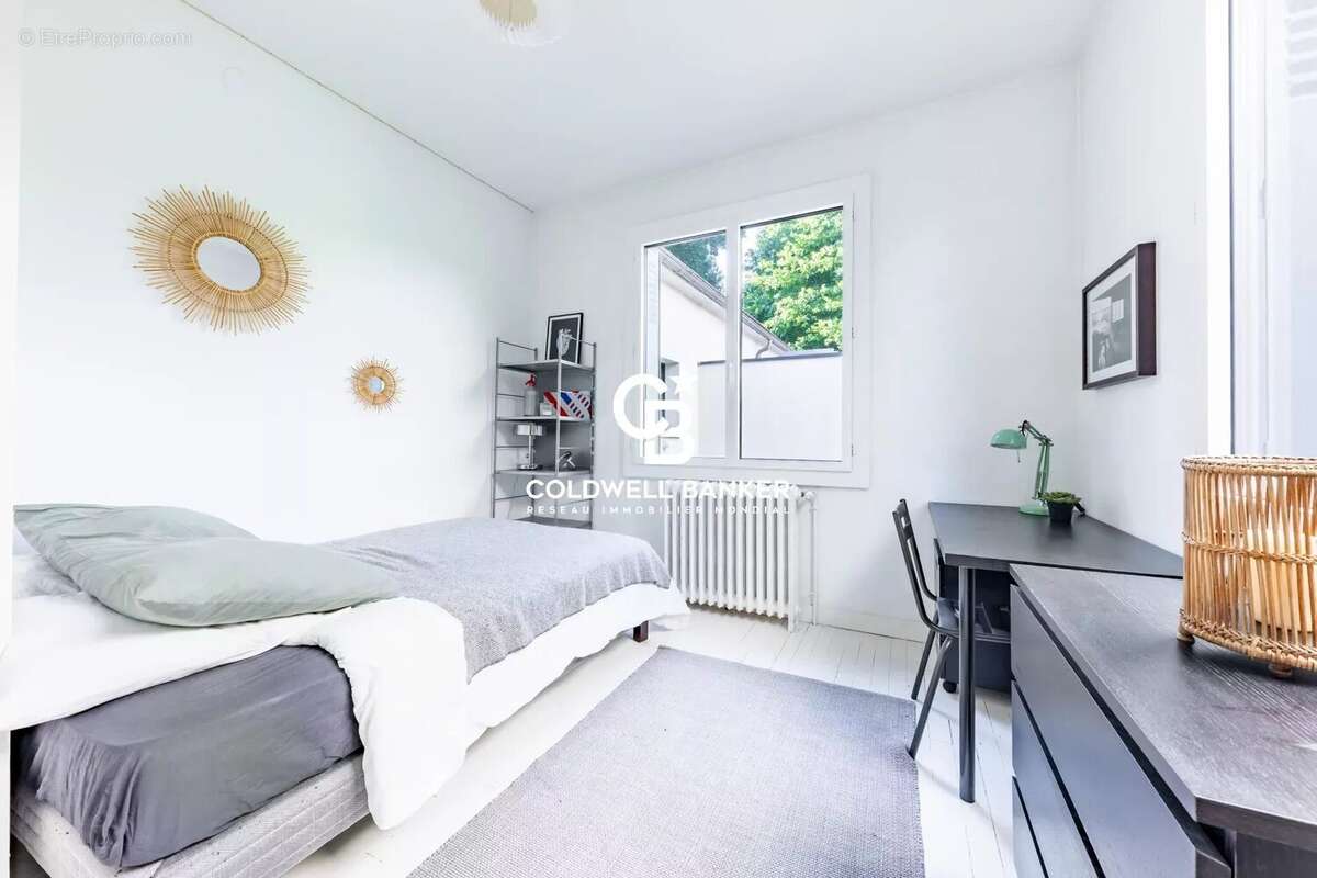 Maison à MARNES-LA-COQUETTE