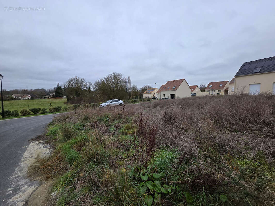 Terrain à OSMOY