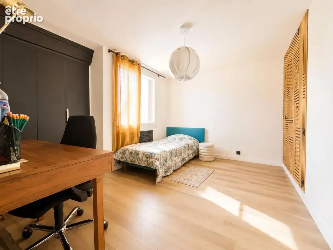 Maison familiale de 210 m² avec T2 indépendant, garage double et beaux volumes - photo 9