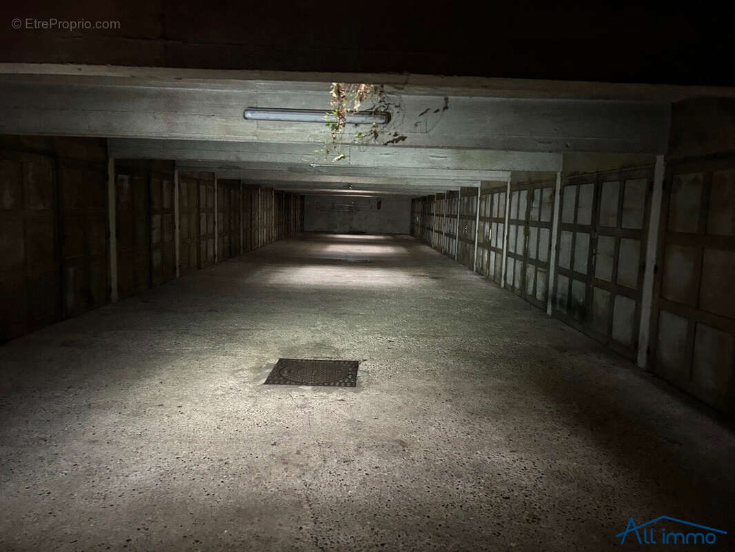 Parking à SAINT-MAUR-DES-FOSSES