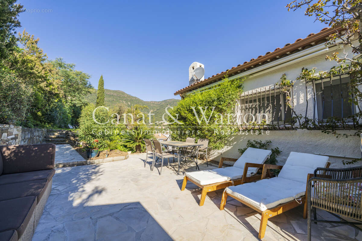 À 2 kms du centre: villa avec piscine à cavalaire avec vue mer & collines - photo 14