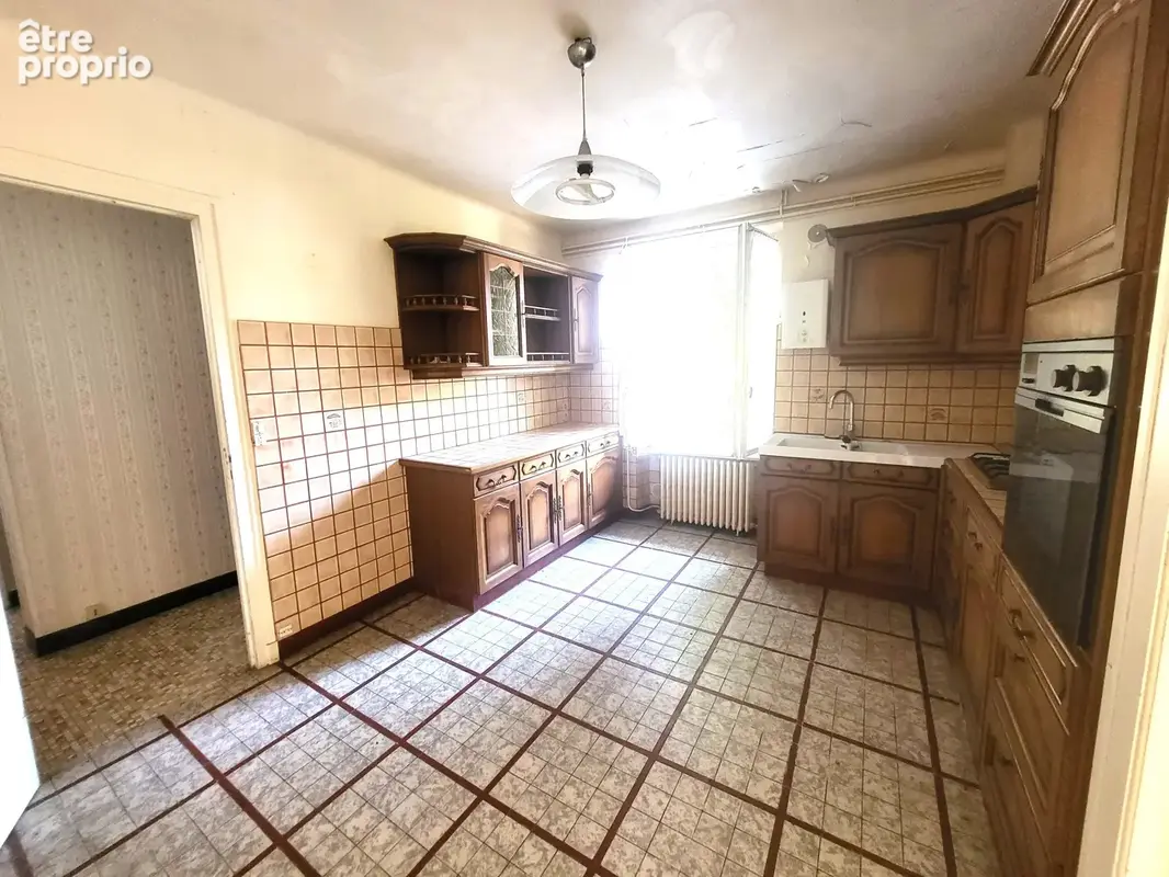 Ensemble immobilier de caractère avec dépendances, jardin arboré et beau potentiel - photo 4