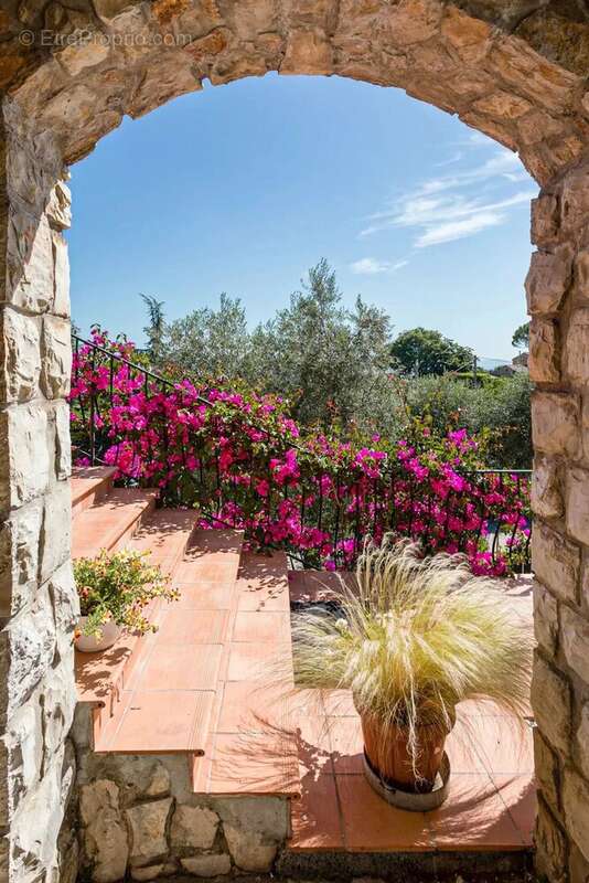Maison à CHATEAUNEUF-GRASSE