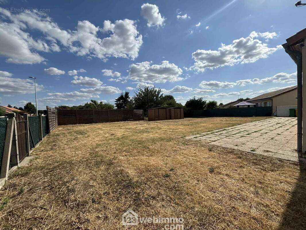 Sur un terrain clos de 942 m2, dans le bourg. - Maison à INGRANDES