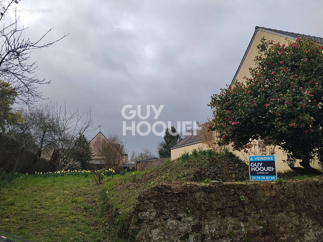 Terrain à LANVALLAY
