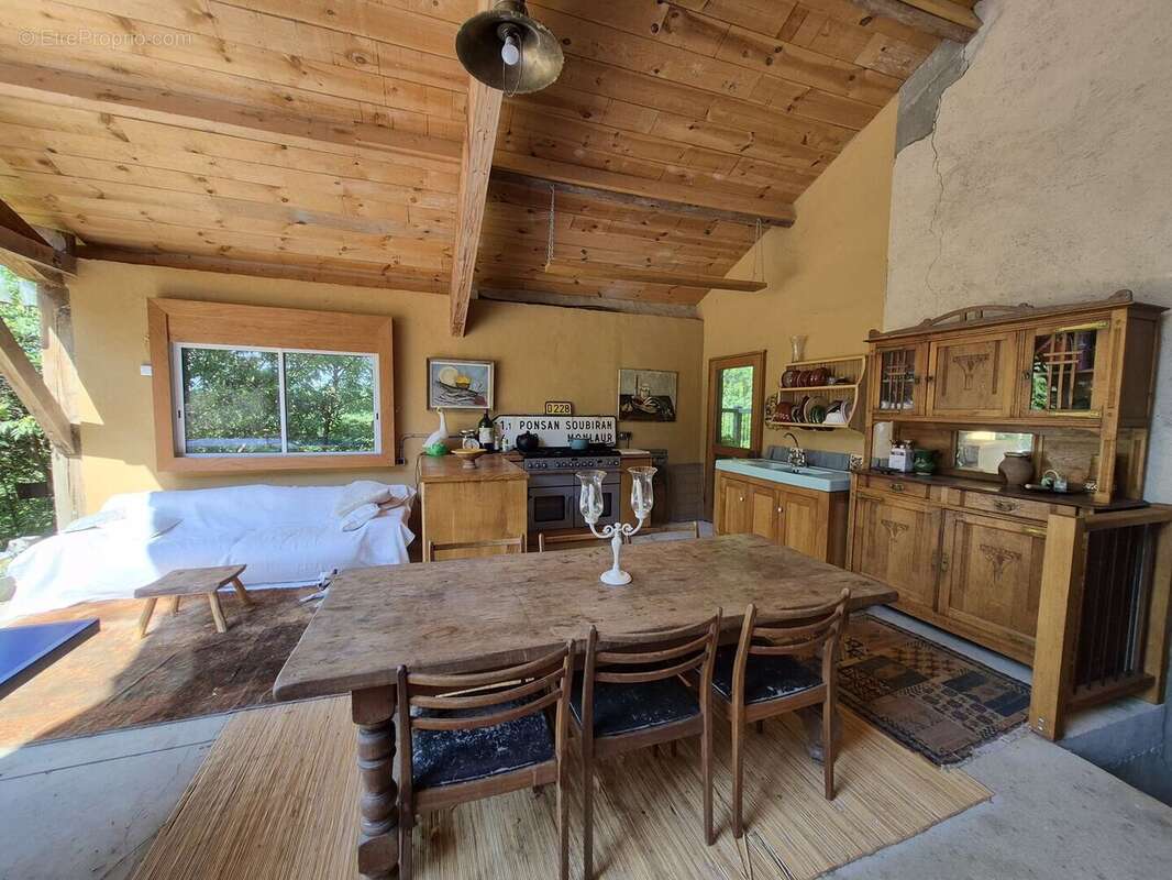 À vendre dans le Gers, proche de Castelnau-Magnoac: Maison gasconne dotée d'une cuisine d'été spacieuse, balcon-terrasse, grange - photo 5