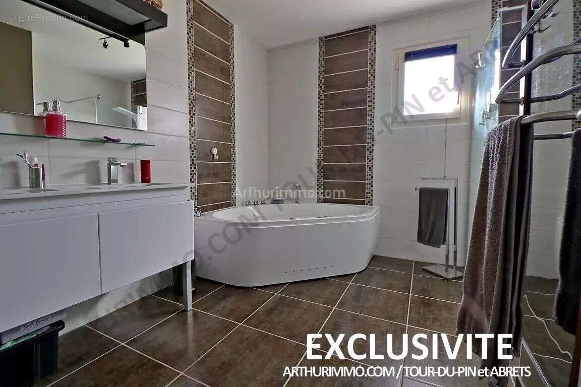 Maison à LA TOUR-DU-PIN