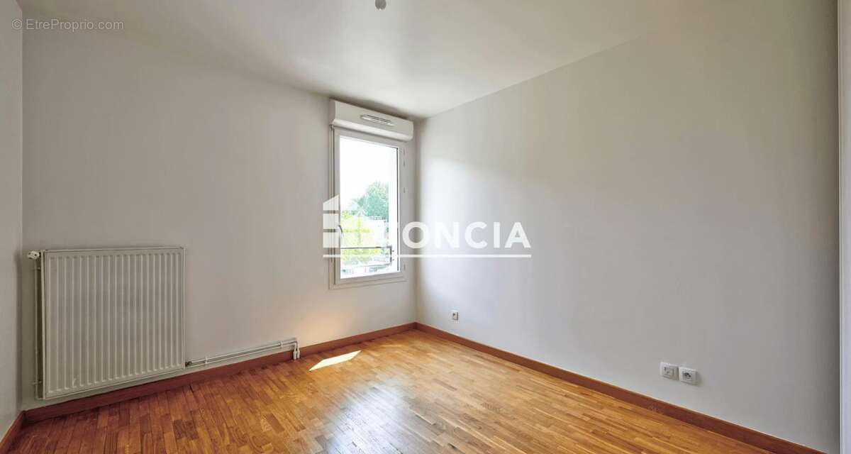 Appartement 2 pièces rénové avec terrasse de 10 m² et parking en sous-sol, dans une résidence sécurisée à 5 min du Tram 13 et pr - photo 6