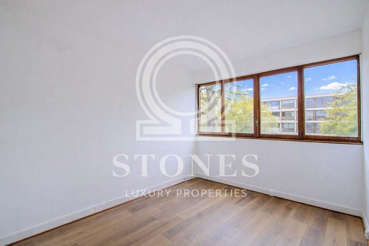 Chambre 1 - 10.78 m² - Appartement à LA CELLE-SAINT-CLOUD